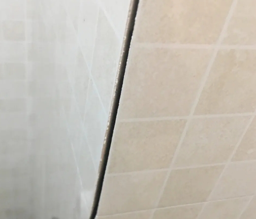张家口市瓷砖空鼓维修公司分享阳台瓷砖脱落的修复过程可以分为以下几个步骤