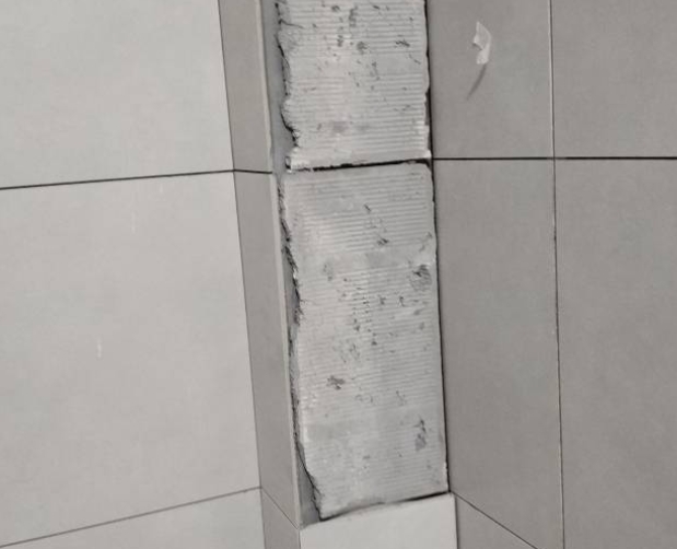 张家口市瓷砖空鼓维修公司分享下瓷砖施工前基层浇水润湿程度不足，可能导致以下问题