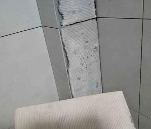 张家口市瓷砖空鼓维修公司分享下厨房瓷砖脱落的补救措施。